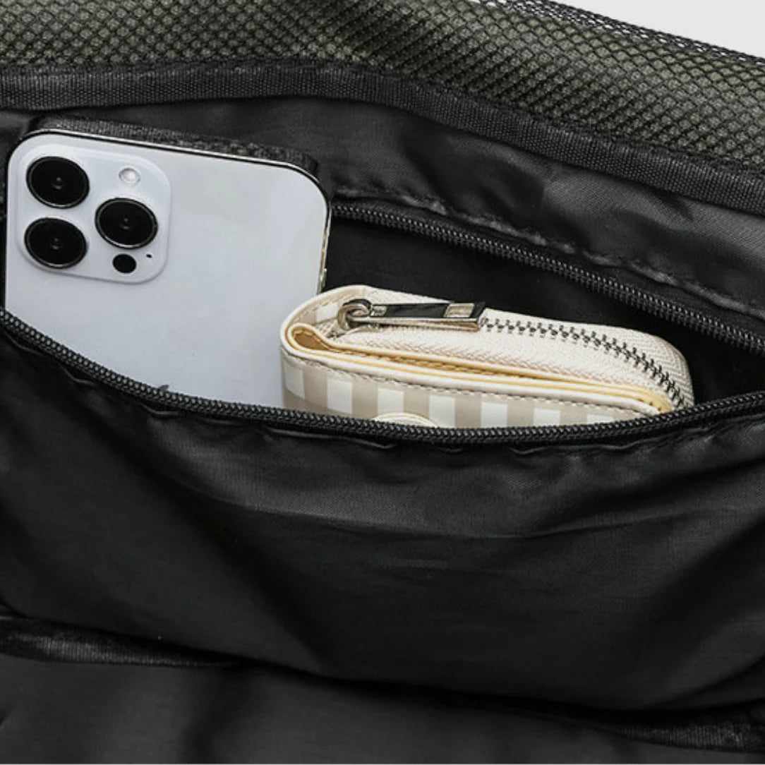 Sac à dos sport 40l avec un téléphone et un portefeuille dans une poche ouverte