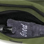 Sac à dos sport 40l olive vert avec poche intérieure humide contenant une bouteille noire et une serviette grise