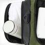 Sac à dos sport 40l avec bouteille d’eau blanche, serviette blanche et batterie externe