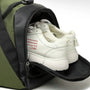 Sac à dos sport 40l vert avec compartiment latéral contenant des sneakers blanches