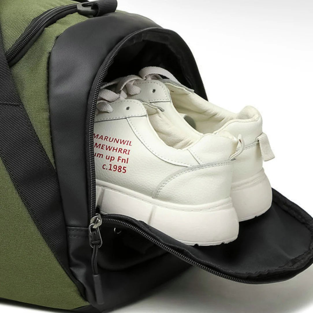 Sac à dos sport 40l vert avec compartiment latéral contenant des sneakers blanches