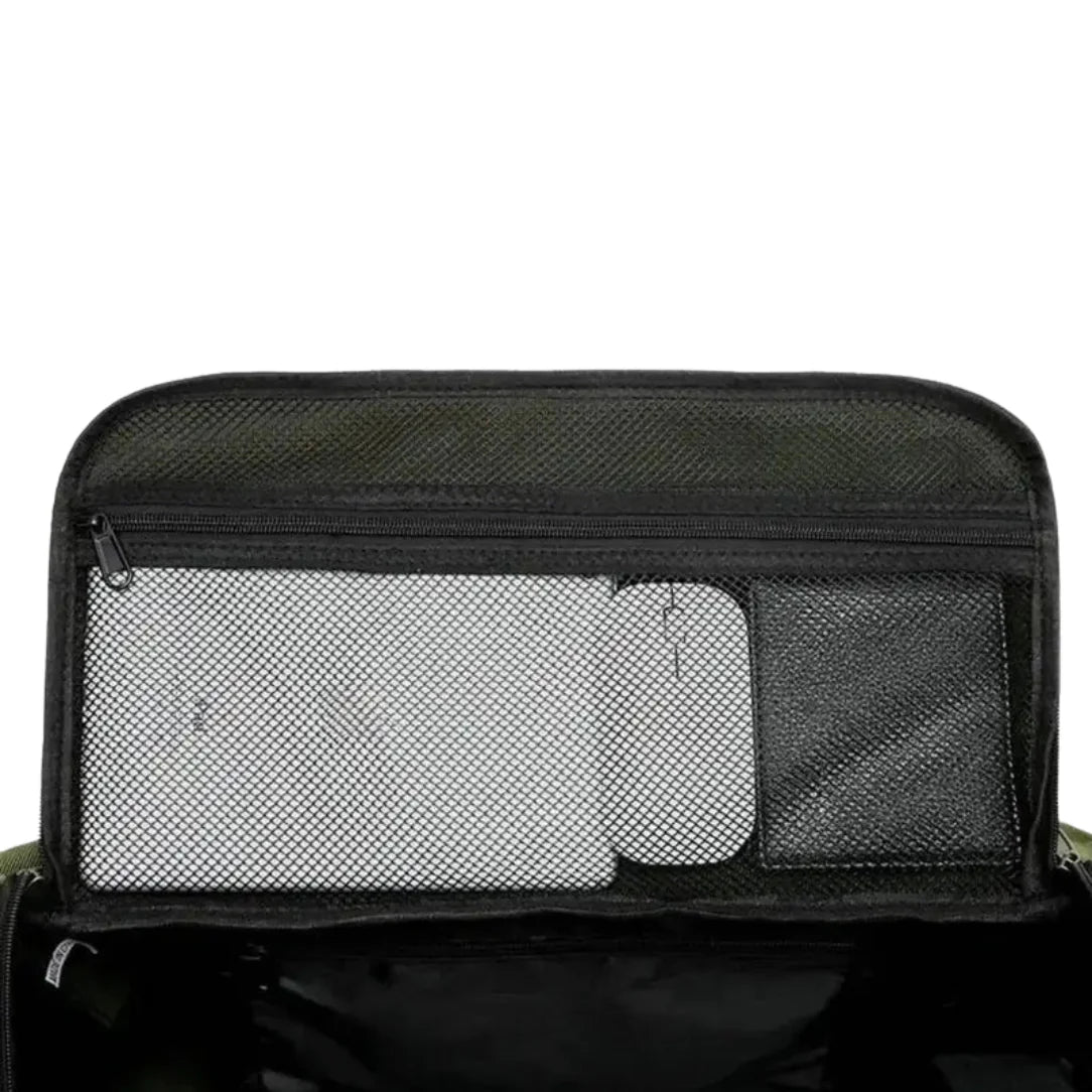 Vue intérieure du Sac à dos sport 40l avec poche en filet zippée contenant une tablette, une souris et un portefeuille