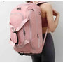 Sac à dos sport femme rose multifonction porté par une personne, idéal pour le sport