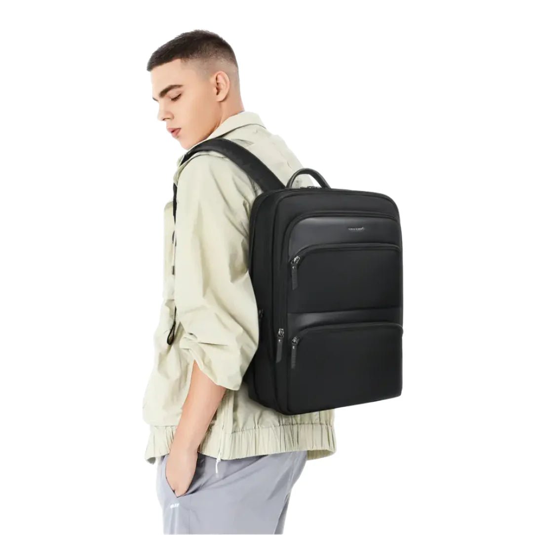 Jeune homme portant un sac à dos ultra plat extensible 17 pouces NeoFlat X