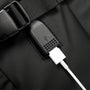 Port USB noir intégré dans le Sac à dos urbain 16 pouces Phobos avec câble blanc connecté