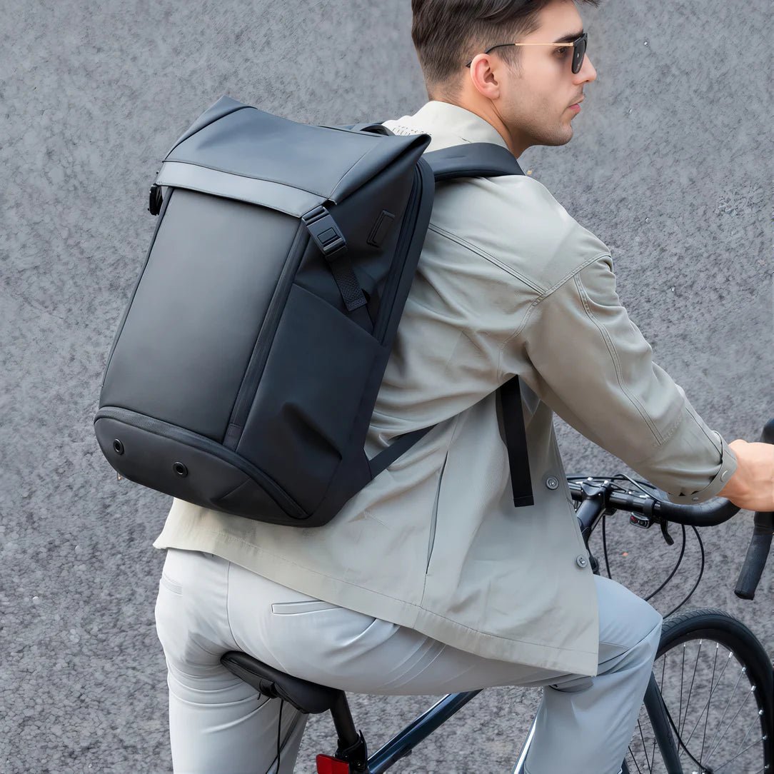 Sac à dos vélo urbain imperméable Ryden I noir avec bretelles ajustables et poche latérale