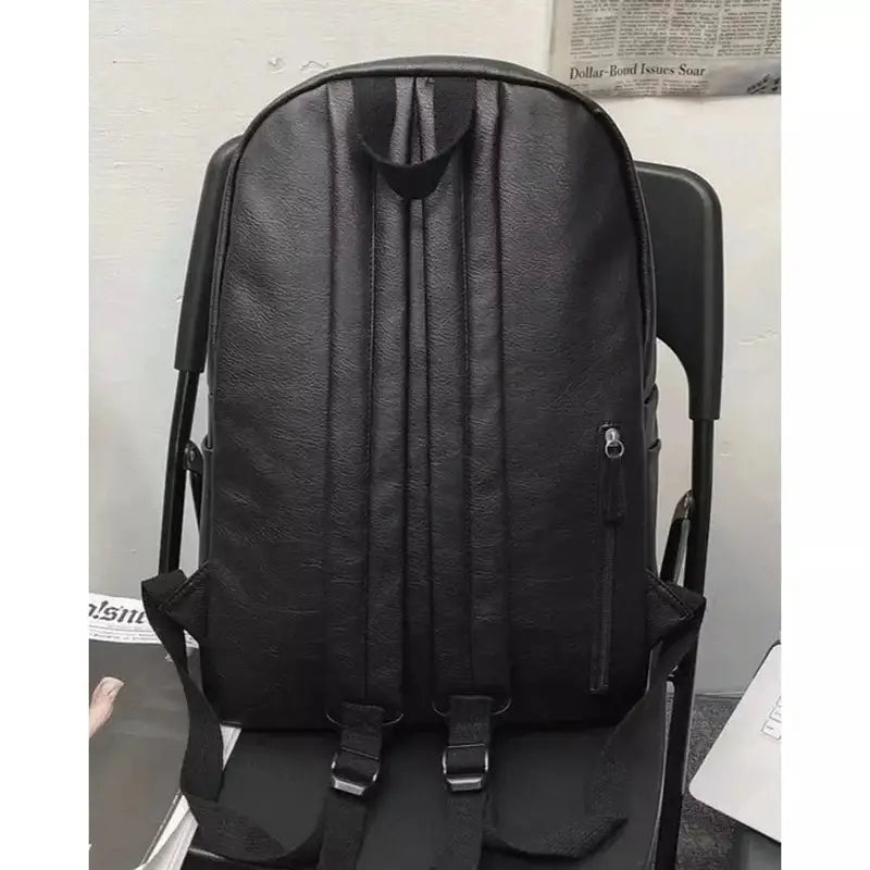 Sac à dos ville homme cuir en cuir noir avec bretelles ajustables et poche zippée latérale