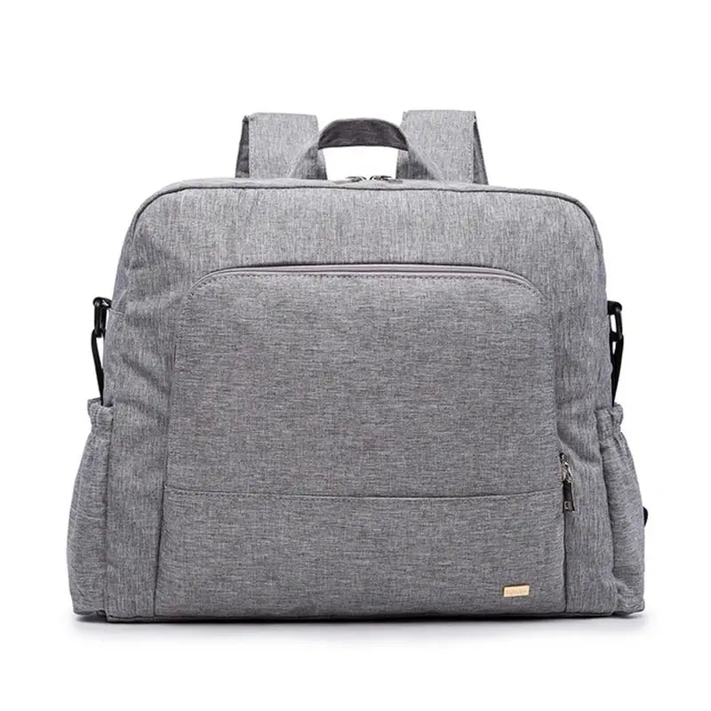 Sac à langer à dos en tissu gris avec plusieurs poches et poignée supérieure