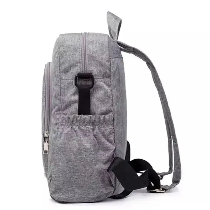 Sac à langer à dos en tissu gris avec poche latérale et bretelles confortables