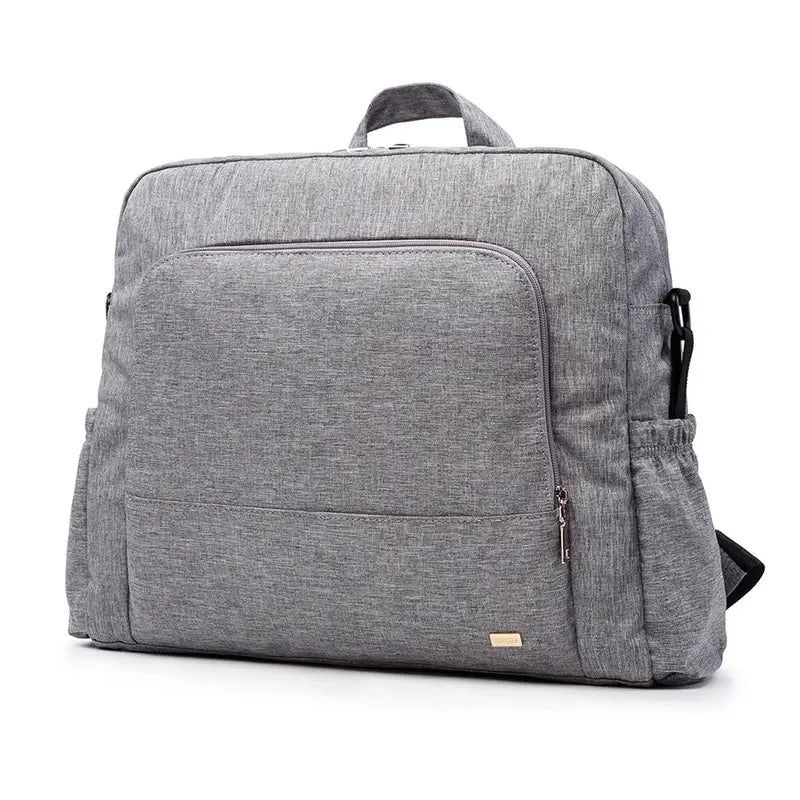 Sac à langer à dos en tissu gris avec multiples poches et poignée supérieure