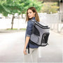 Femme portant un sac de transport extensible pour chat Cocoon avec fenêtres en mesh
